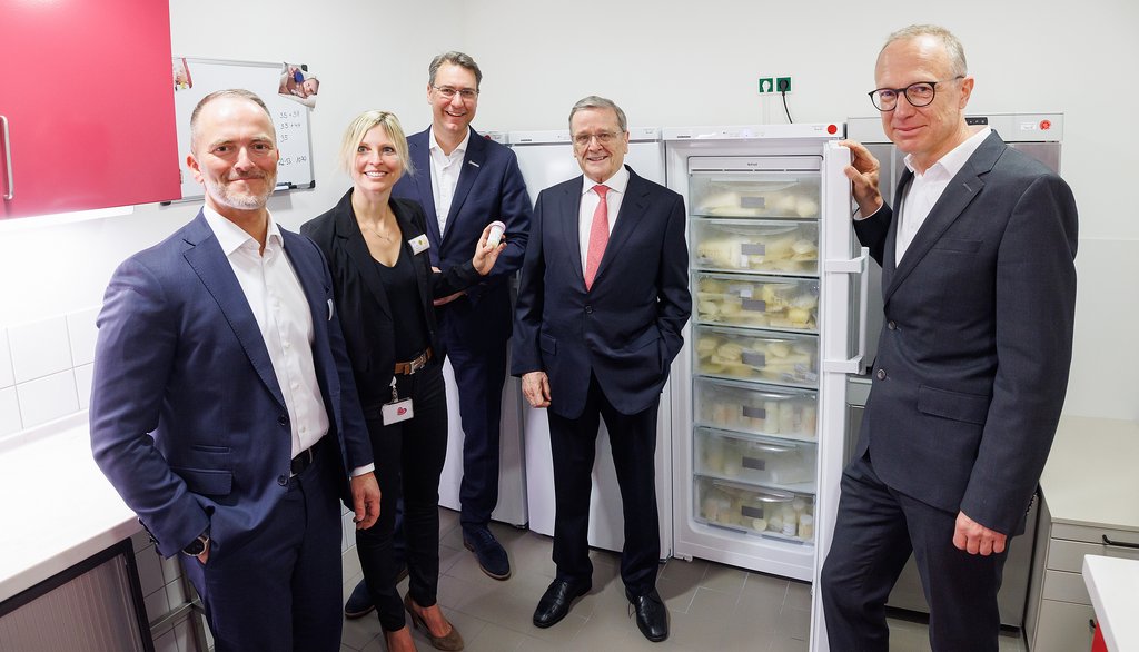 Bündnis für die Allerkleinsten: André Mertel (links, Geschäftsführer der Rems-Murr-Kliniken), Dr. Janaina Rauch (Initiatorin der Frauenmilchbank), Landrat Dr. Richard Sigel, Robert Mayr (Vorstand Eva Mayr-Stihl Stiftung), Prof. Dr. Ralf Rauch (Chefarzt der Kinderklinik im Rems-Murr-Klinikum Winnenden). © RMK, Fuchs